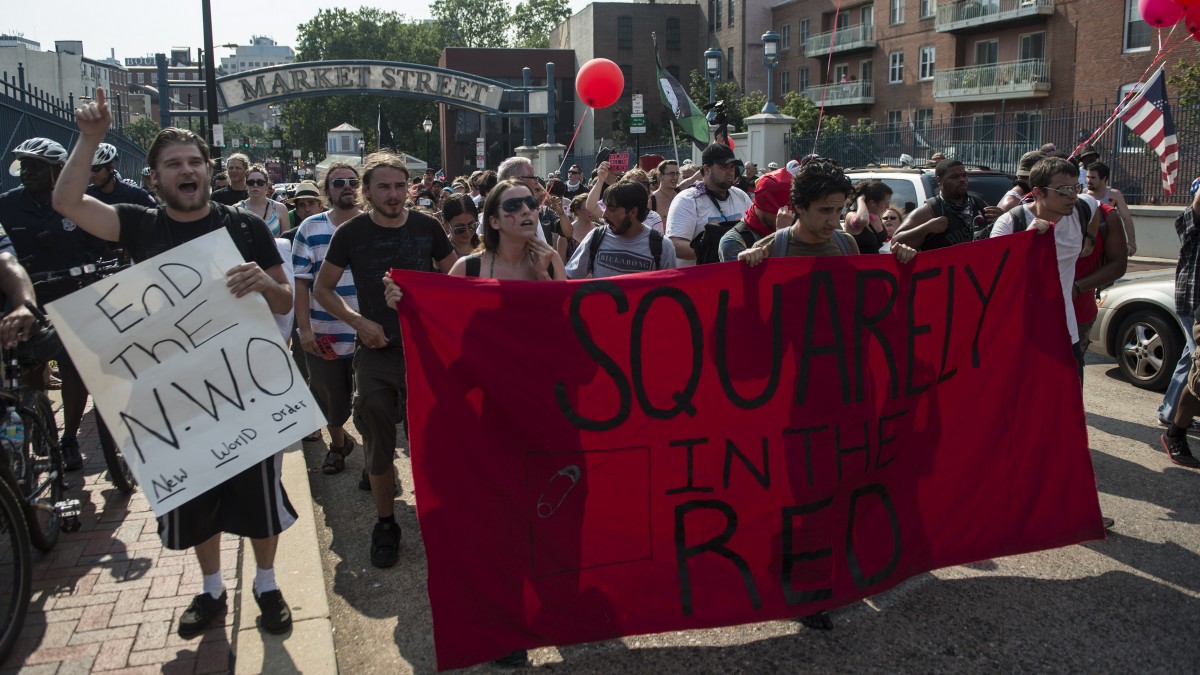 An impromptu march of about 100 activists departed Franklin Square on their way to Penn Landing where they dispersed. (Mannie Garcia/MintPress)