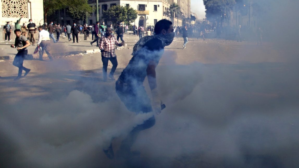 Egyptian protesters clash with security forces near Tahrir square, in Cairo, Egypt, Wednesday, Nov. 28, 2012. (AP Photo/ Khalil Hamra)