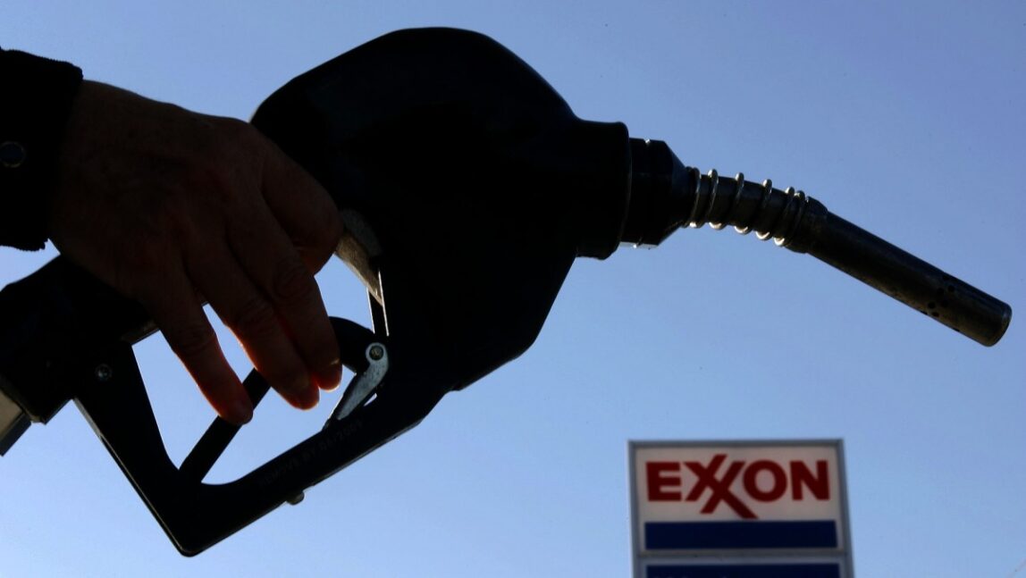 Drivers fill up at an Exxon gas station, Wednesday, Oct. 26, 2005, in Richardson, Texas.(AP Photo/Matt Slocum)