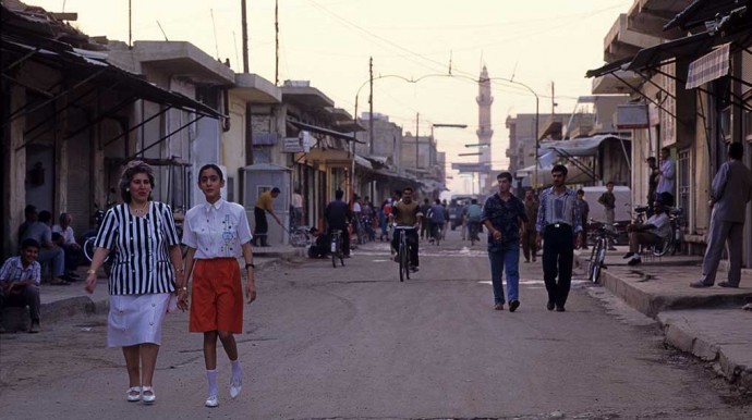A Christian mother and her daughter walk through the streets of Qamishli in 1995. A mosque can be seen in the background. Qamishli was seen a model city where people of different ethnic groups and religions lived in harmony. (photo Norbert Schiller)