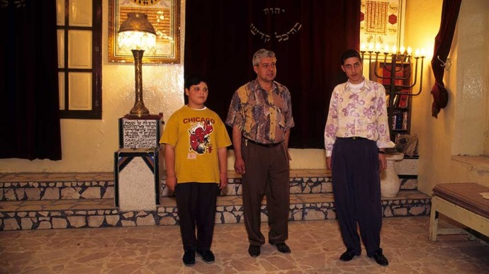Dawoud stands between his two sons Faradj (L) and Mussa (R) inside the only active synagogue in Qamishli in 1995. In the 1930 the Jewish community of Qamishli numbered in the thousands; today there is only a handful left. (photo Norbert Schiller)