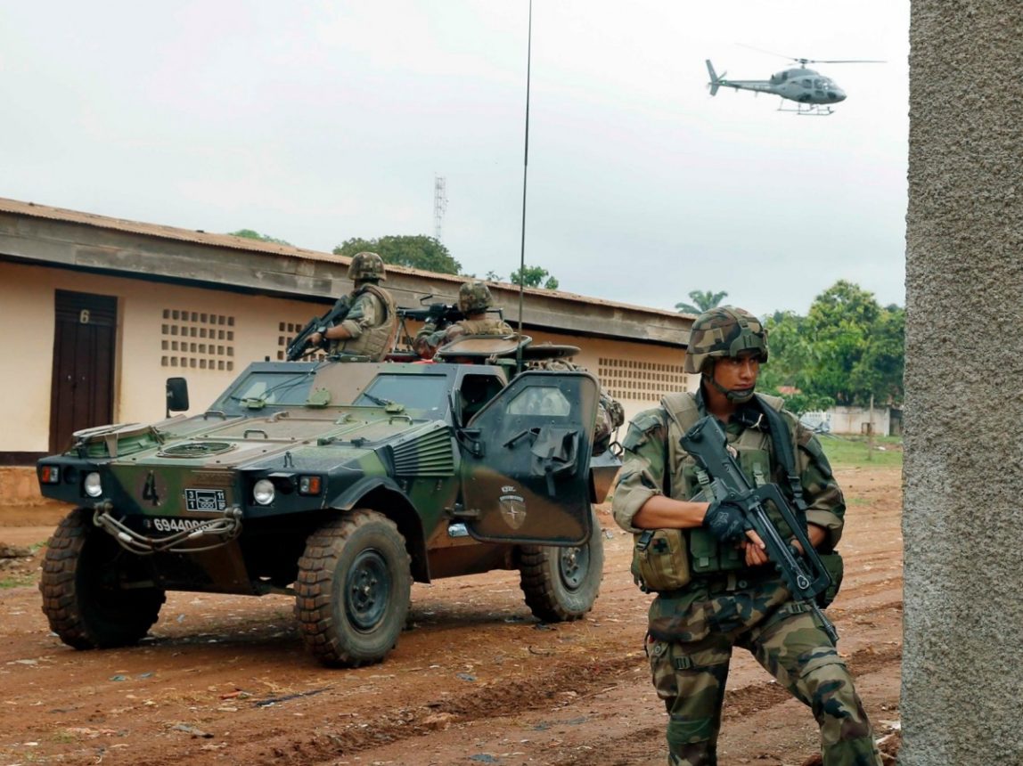 French troops take position in the Miskine neighbourhood of Bangui, Central African Republic, Friday Dec. 13, 2013. French troops backed by a helicopter traded fire with suspected former rebels in a Bangui neighborhood rife with sectarian tensions Friday, as France's military chief arrived in Central African Republic where some 1,600 French troops are trying to stabilize the near-anarchic country. (AP Photo/Jerome Delay)
