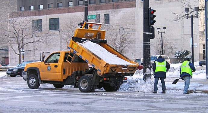 Workers manually spreading salt from a salt truck in Milwaukee, Wisconsin. (Photo/Michael Pereckas via Wikimedia Commons)
