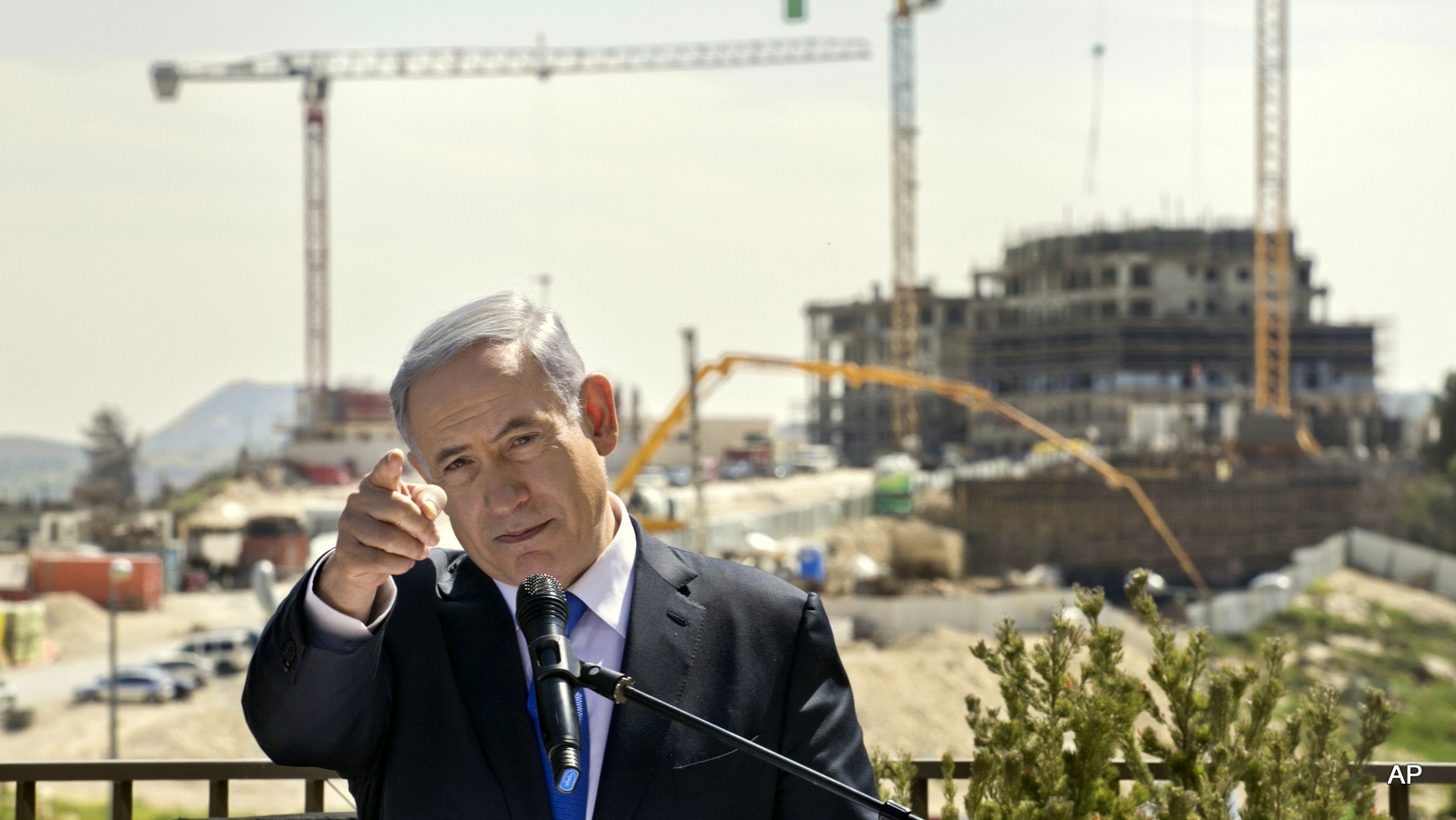 以色列总理本杰明内塔尼亚胡在访问哈马尔的一个定居点建筑工地时发表讲话