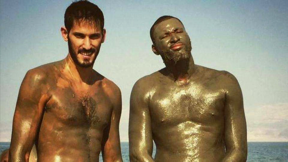 Kings’ DeMarcus Cousins, Omri Casspi get muddy in the Dead Sea /Photo: Sacramento Bee-Twitter