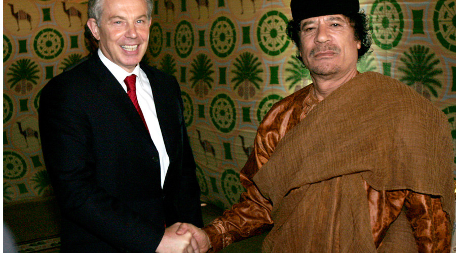 Britain's Prime Minister Tony Blair (L) shakes hands with Libyan leader Muammar Gaddafi near Gaddafi's home town of Sirte May 29, 2007. © Leon Neal / Pool / Reuters
