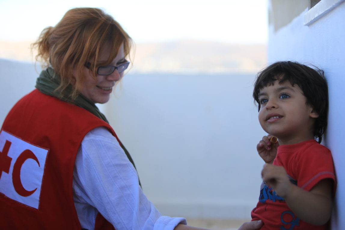 Rita, a volunteer from JRCS , entetrains a Syrian refugee living in Ajloun, Jordan. (Photo: Red Cross)