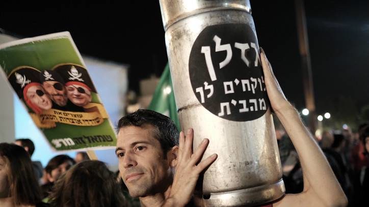 File: Israelis protest against a controversial agreement reached over the past few months between the government and large energy companies over natural gas production, in central Tel Aviv, on November 28, 2015. (Tomer Neuberg/Flash90)