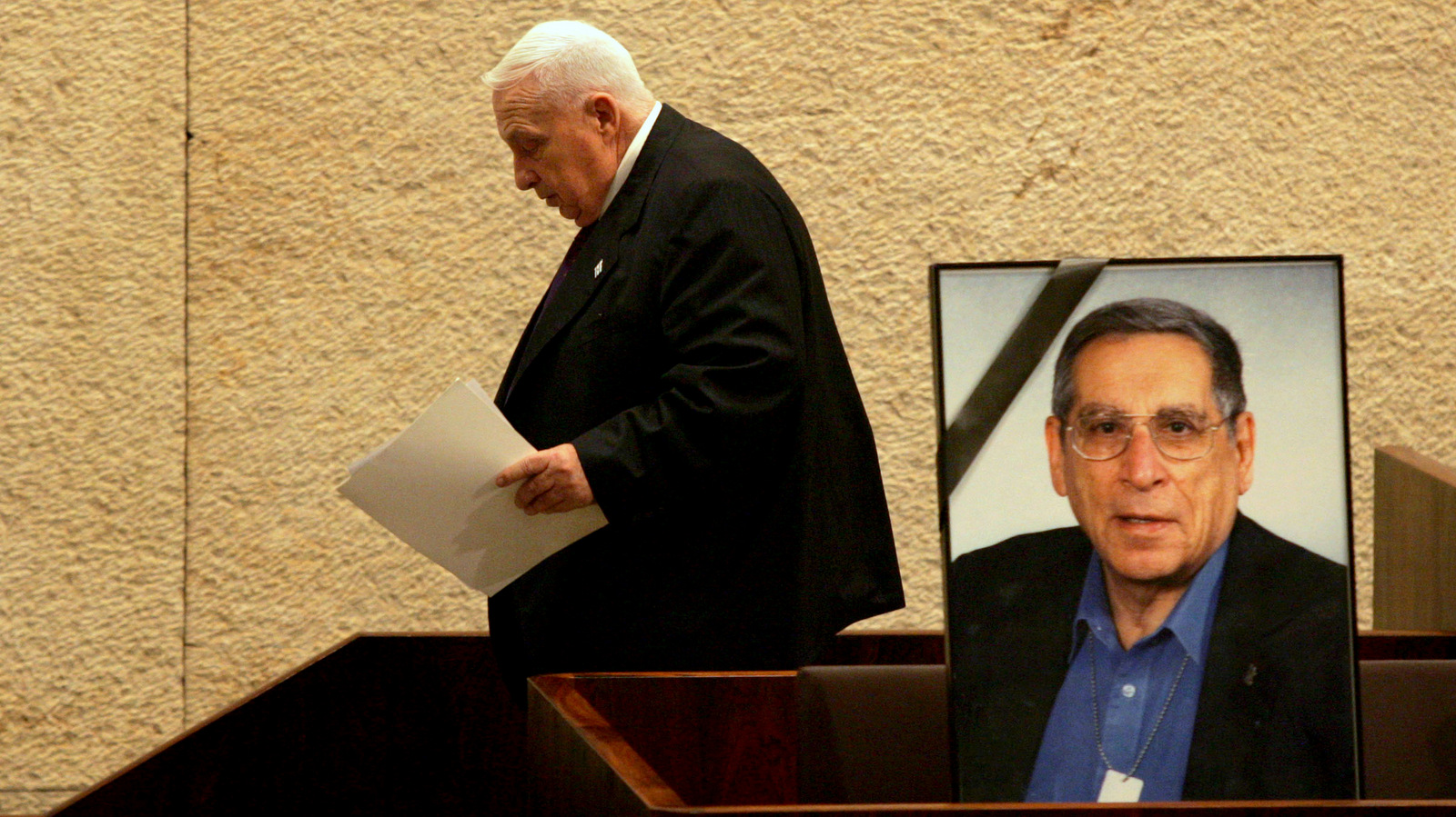 阿里尔沙龙走过去世的一尊被杀的以色列内阁部长Rehavam Zeevi的肖像，他于2001年在耶路撒冷被枪手射杀。（AP / Emilio Morenatti）
