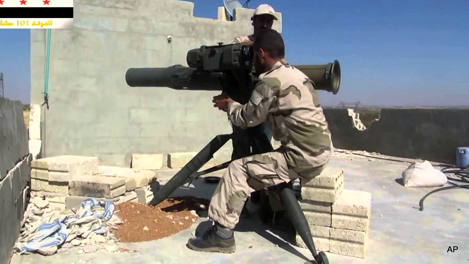装备精良的叙利亚反叛者在叙利亚阿拉伯军队上使用美国制造的BGM-71 TOW。 （照片YouTube截图）