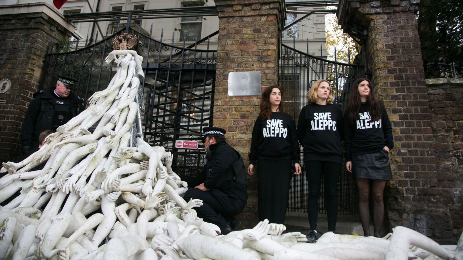 Activists from the Syria Campaign protest Russian military action in Syria in front of the Russian embassy in London. (Photo: Twitter @RamiJarrah)