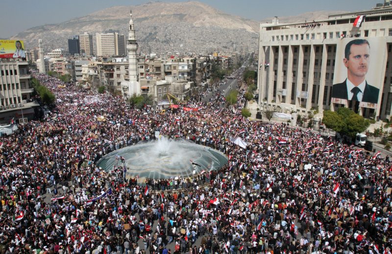 2011年3月29日，估计有200万叙利亚人在叙利亚大马士革游行，支持巴沙尔·阿萨德总统。