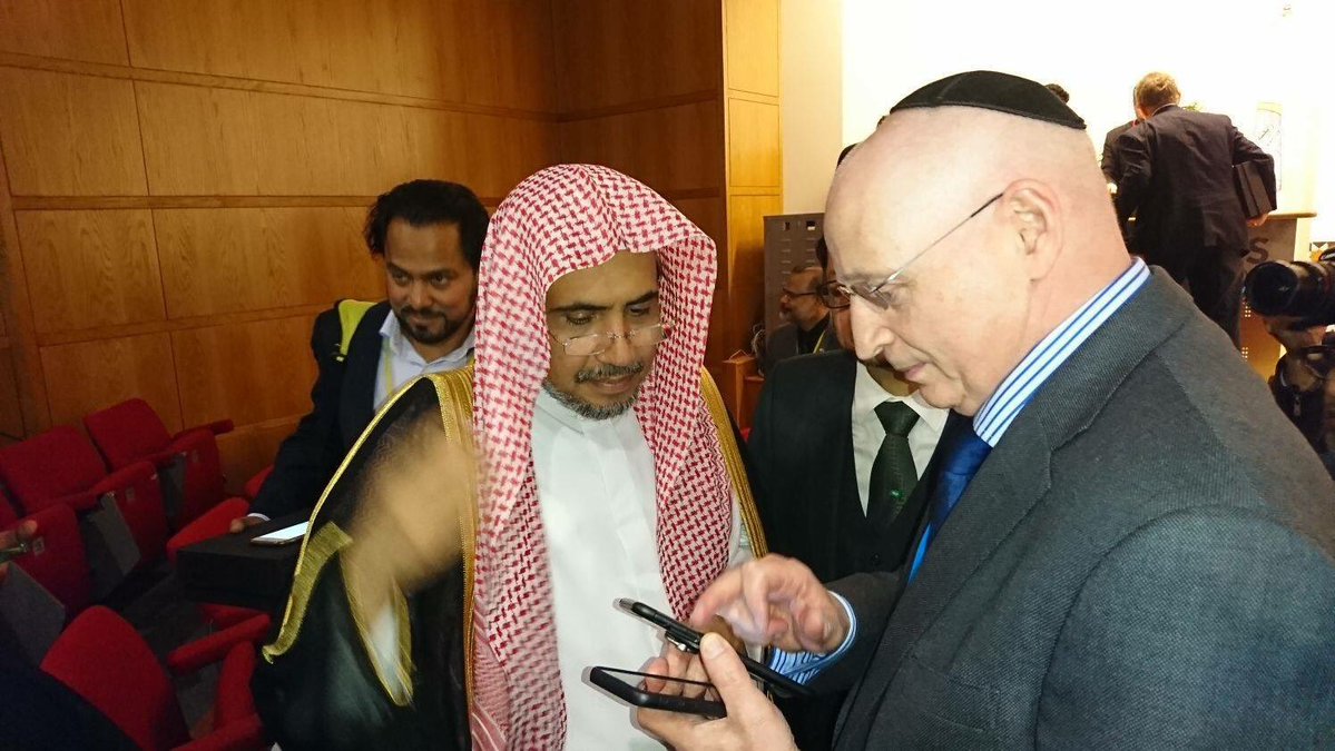 President of the Muslim World League and former Saudi Justice Minister, Mohammed bin Abdul-Karim al-Issa, meets with a senior Jewish figures on the sidelines of the Diversity and Coexistence conference in New York, September, 2017. (Photo: Twitter)