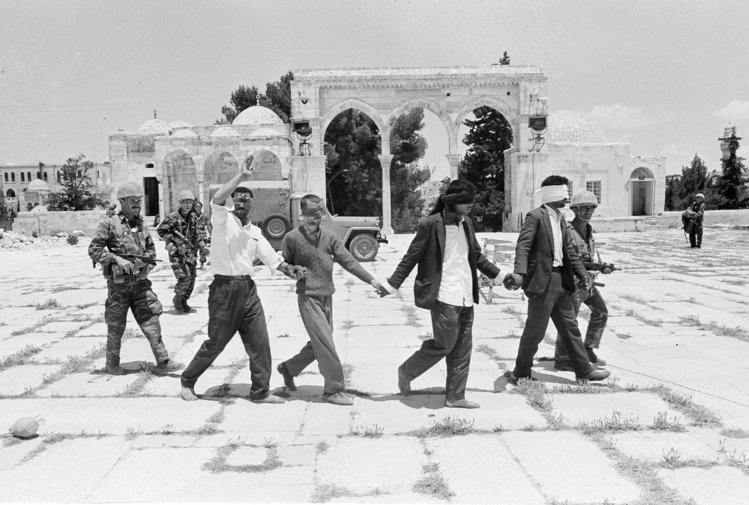 1967年6月8日，阿拉伯人被耶路撒冷旧城的以色列士兵蒙上眼睛审讯。（美联社照片）