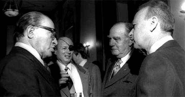南非总理约翰·沃斯特（右二）在1976年访问耶路撒冷期间会见了以色列总理伊扎克拉宾（右）和梅纳赫姆开始（左）和摩西达扬。 （照片：Sa'ar Ya'acov）
