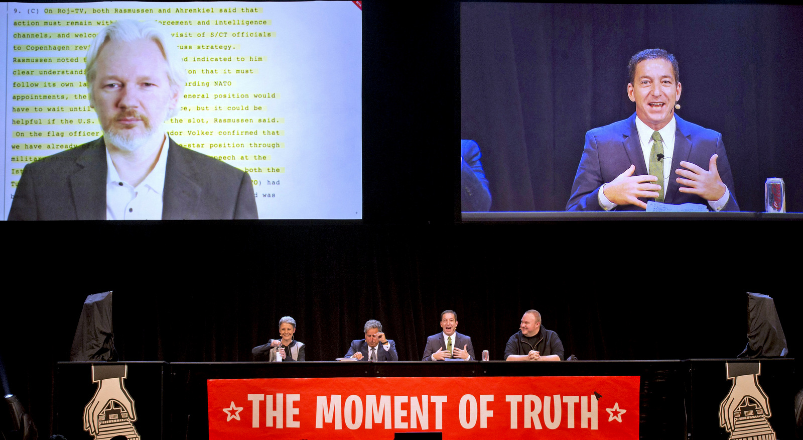 维基解密创始人Julian Assange，左上角，在2014年9月15日新西兰奥克兰市政厅举行的政治论坛期间，通过与格伦格林沃尔德的视频链接出现。（美联社/新西兰先驱报，Brett Phibbs）