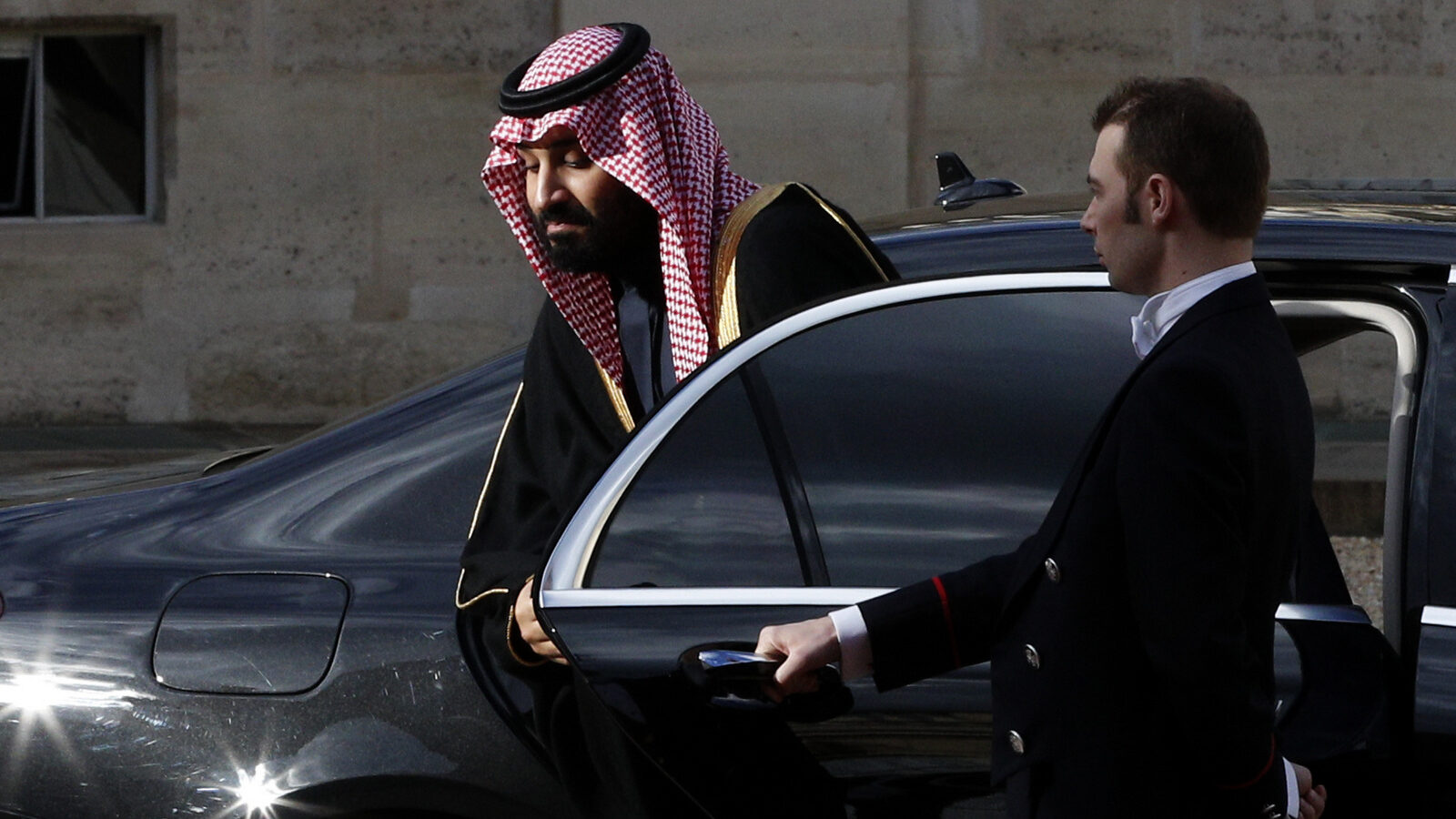 Saudi Arabia Crown Prince Mohammed bin Salman arrives for a meeting with French President Emmanuel Macron at the Elysee Palace in Paris, Tuesday, April 10, 2018. Macron meets with Prince Mohammed in Paris to bolster economic ties and strengthen cooperation on security and defense between the two countries. (AP Photo/Christophe Ena)