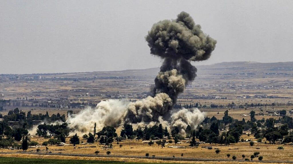 An explosion is pictured at Quneitra at the Syrian side of the Israeli Syrian border, as seen from the Israeli-occupied Golan Heights, Israel July 22, 2018. Reuters Photo