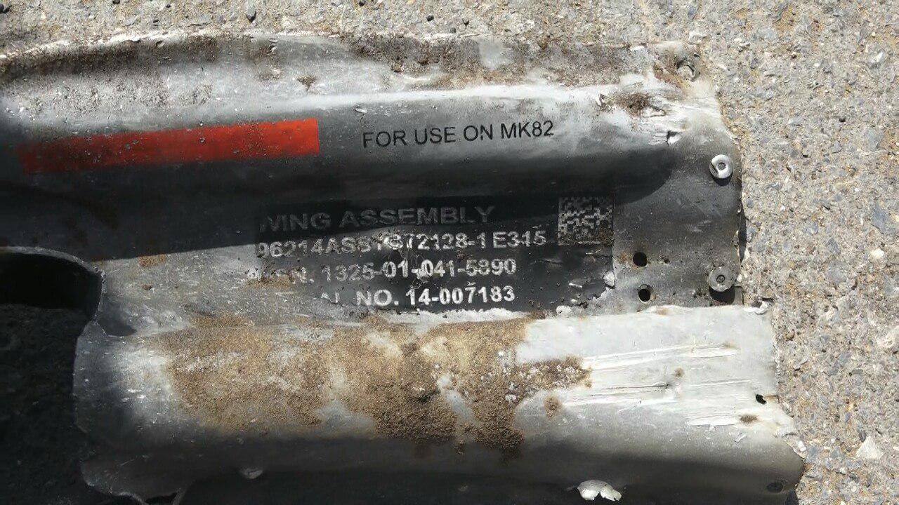 2018 年 10 月 25 日，也门荷台达蔬菜市场袭击中使用的其中一枚 MK-82 炸弹的碎片。Ibrahim Tanomah |薄荷新闻