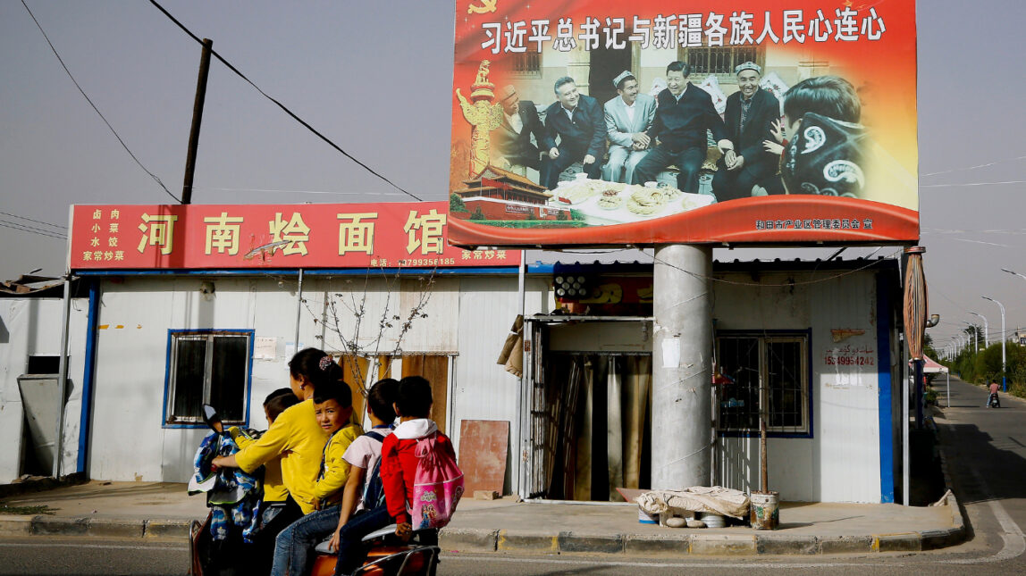 سكان شينجيانغ الأصليون يتحدثون: "الإعلام الغربي يهدد مصالح الأويغور"