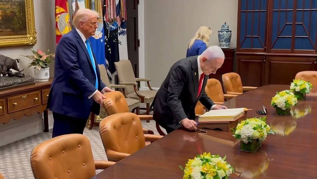 Trump pulls chair for netanyahu